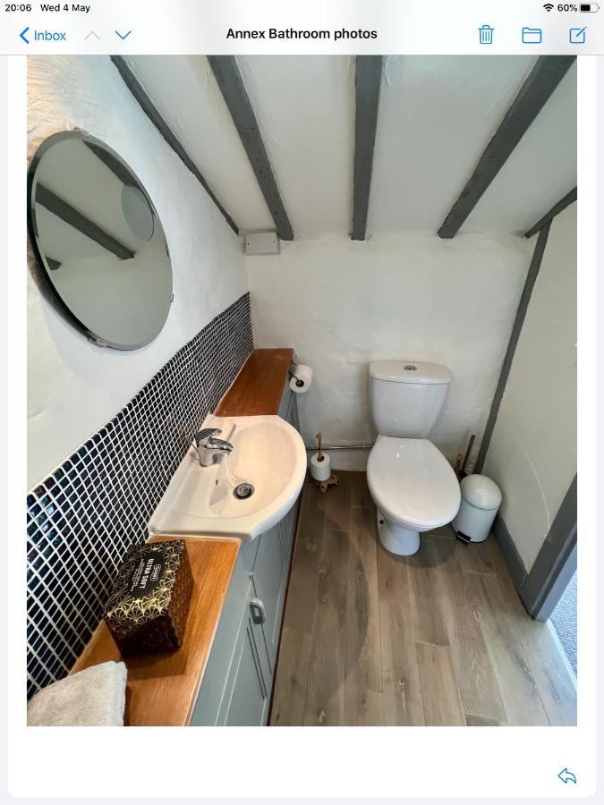 לינה וארוחת בוקר קורוון Hares Hideaway At Coed Moelfa מראה חיצוני תמונה