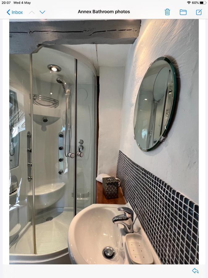 לינה וארוחת בוקר קורוון Hares Hideaway At Coed Moelfa מראה חיצוני תמונה